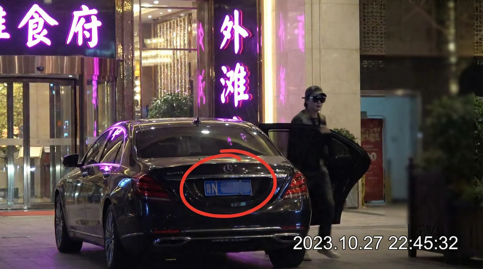 bti体育平台 - 豪车餐厅外偷拍